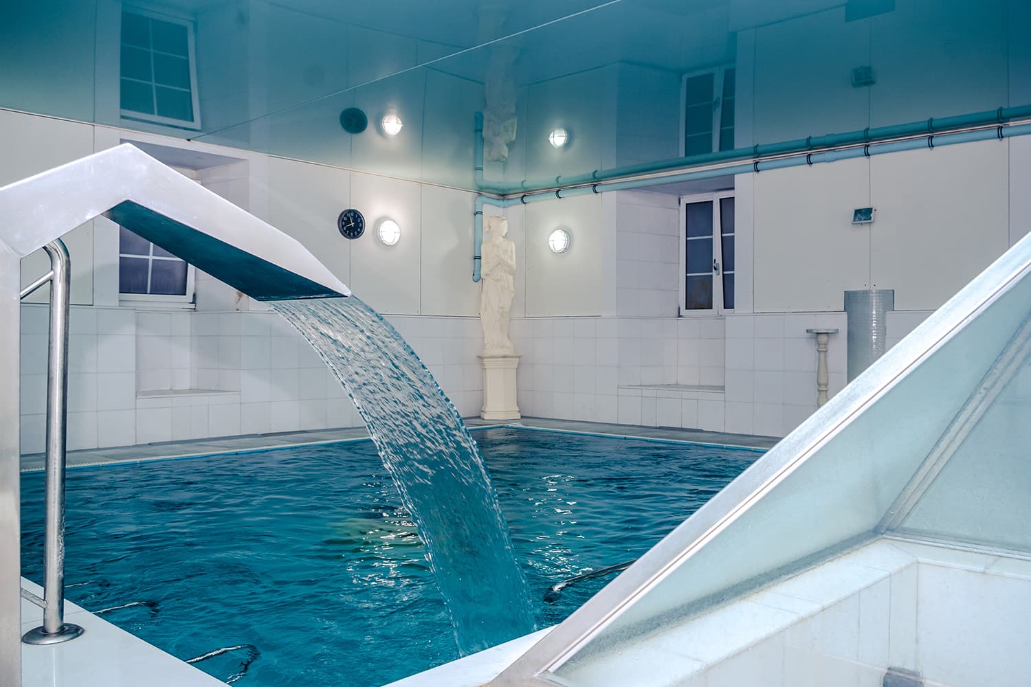 Interior de la piscina termal con cascada de agua