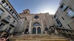 Perspectiva ascendente de la fachada de la Catedral de Ourense desde la plaza