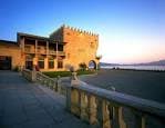 Fachada del Parador de Baiona al atardecer con vistas a la bahía