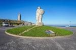Rotonda de Breogán con la estatua, la Torre de Hércules y el mar de fondo