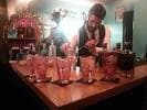 Barman preparando cócteles en la barra del Pub Atlántico