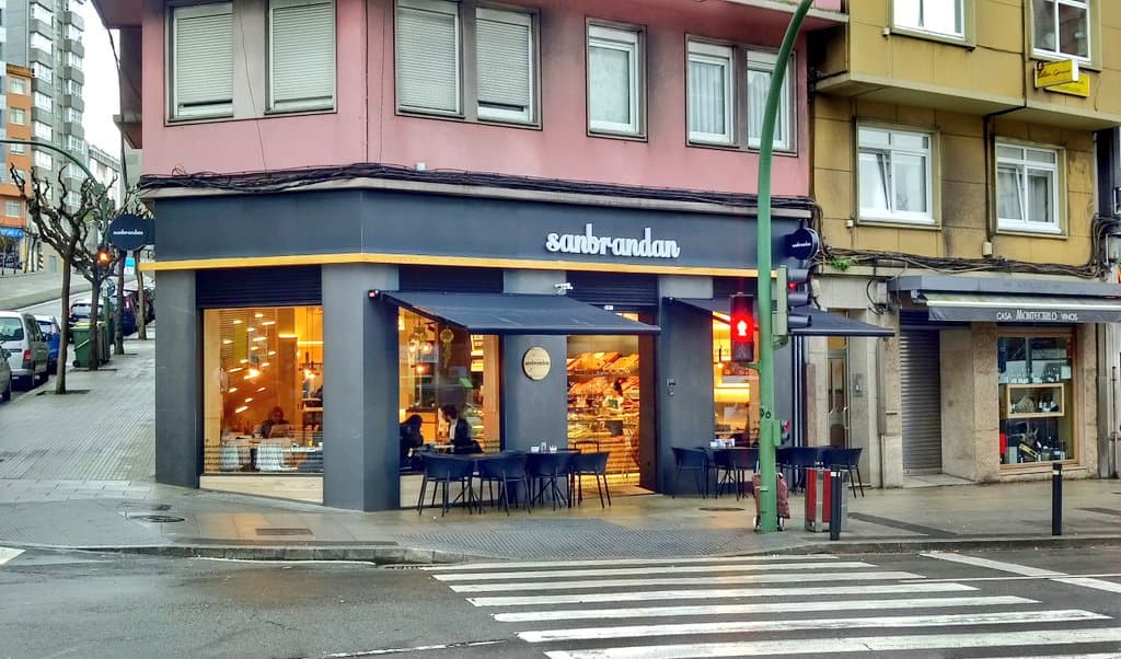 Edificio moderno con tienda en la Calle de A Gaiteira