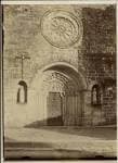 Antigua fotografía en sepia del portal y rosetón de la iglesia.
