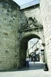 Arco de la Puerta de San Pedro en Lugo, mostrando el paso hacia el interior de la ciudad