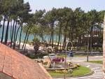 Vista de la zona residencial y arbolada cercana a la Playa de Samil