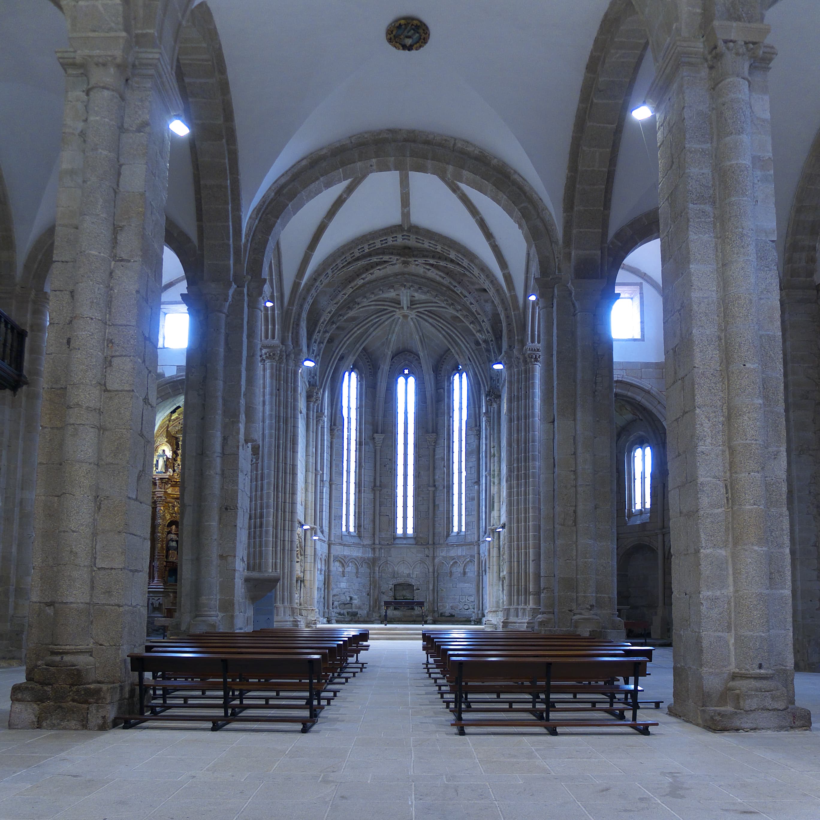 Interior de la iglesia del Convento de San Domingos de Bonaval, mostrando la nave principal y el altar