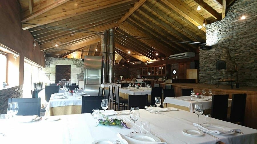 Interior del Restaurante Terras do Miño con mesas preparadas para eventos