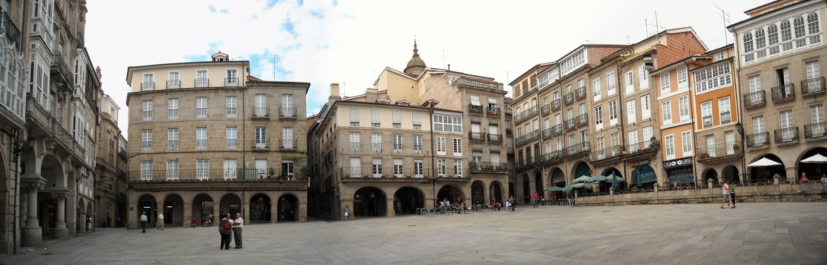 Vista panorámica de la Praza Maior de Ourense con edificios históricos.