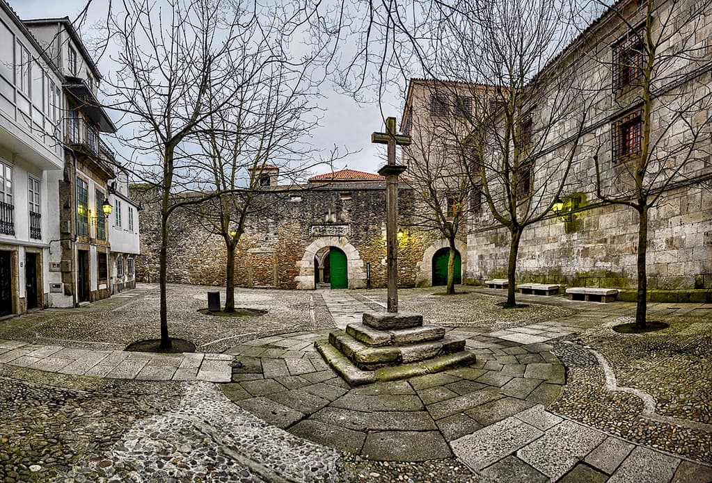 Vista de la Plaza de las Bárbaras con árboles desnudos y la cruz central