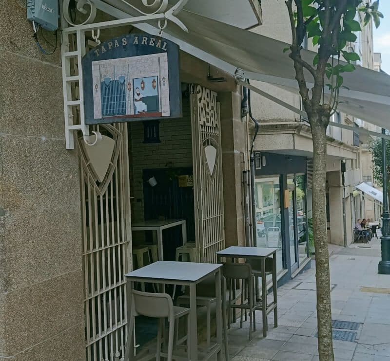 Vista exterior del Restaurante Tapas Areal con mesas en la acera