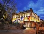 Exterior iluminado del Centro Cultural Marcos Valcarcel