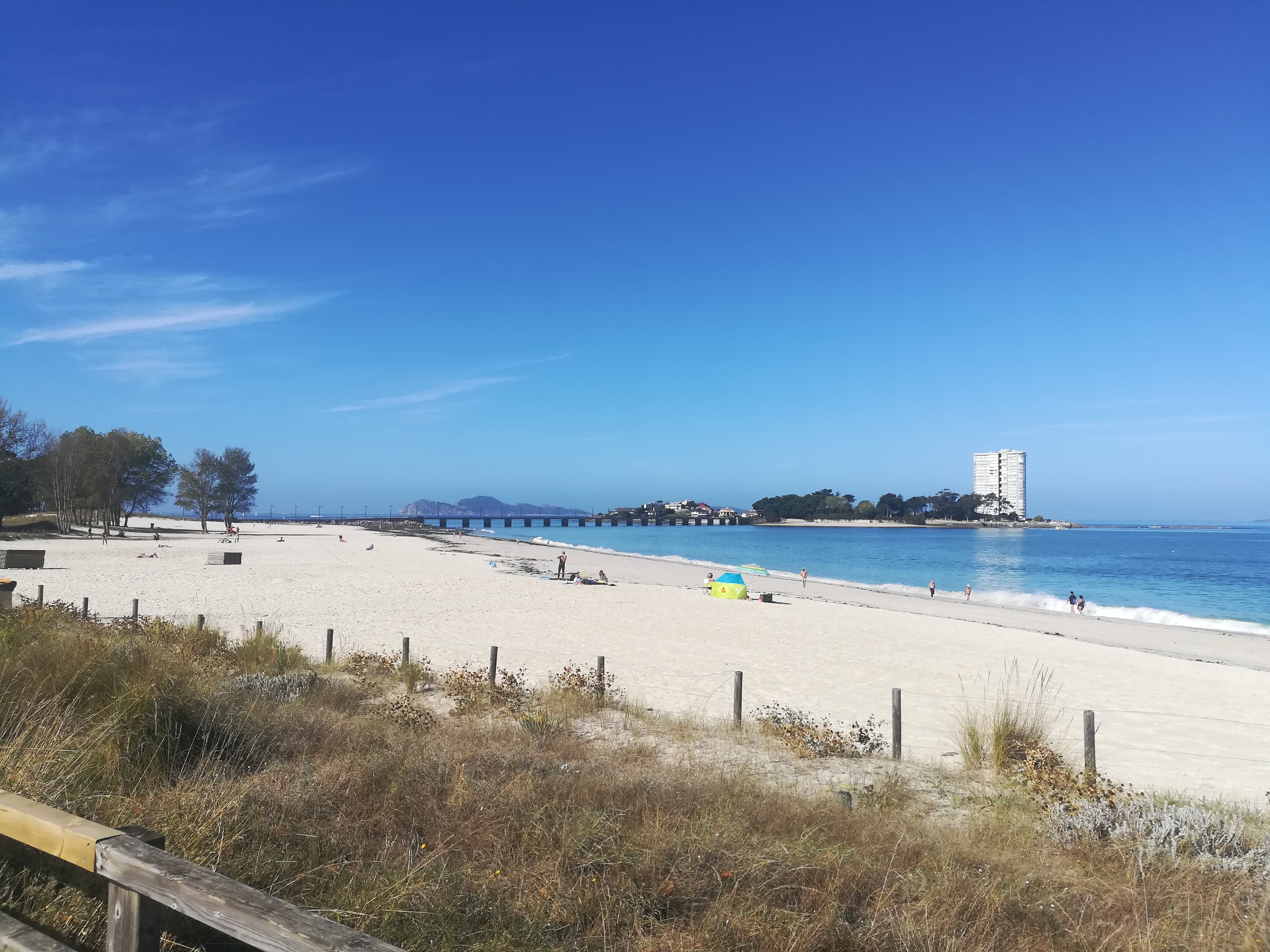 Vista panorámica de la Playa de O Vao con arena blanca y mar azul