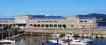 Vista panorámica de la Estación Marítima de Vigo desde el agua con embarcaciones