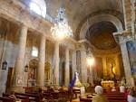Interior de la Concatedral de Santa María de Vigo con columnas y vista hacia el altar