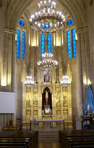 Interior de la Iglesia de Santiago de As Caldas con altar y lámparas colgantes