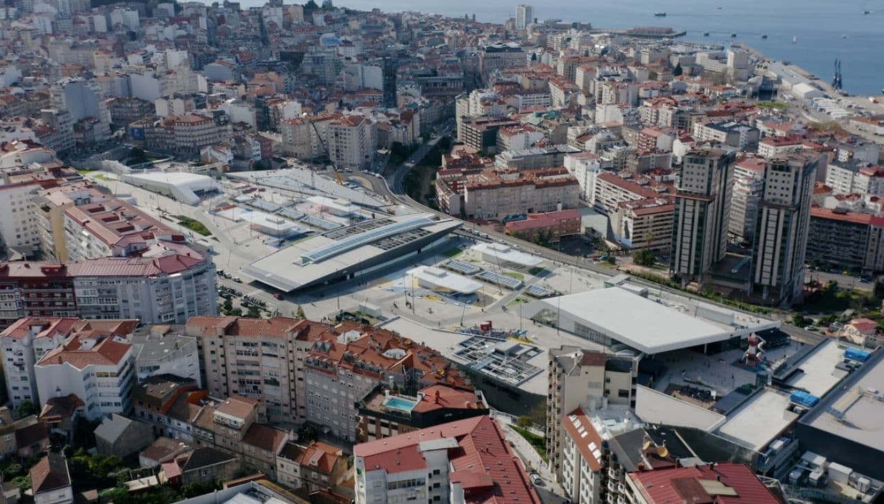 Vista aérea del Centro Comercial Vialia Estación de Vigo y su entorno urbano