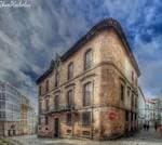 Perspectiva de Casa Cornide desde una esquina con cielo nublado