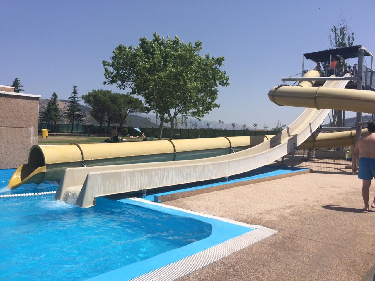 Toboganes, tubos y chorros en la piscina municipal de Collado ...