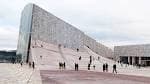 Visitantes en las escalinatas exteriores de la Cidade da Cultura