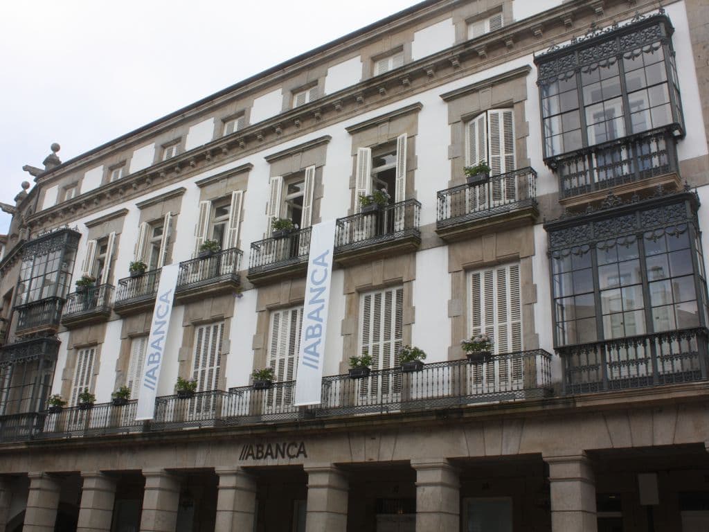 Fachada exterior del Auditorio Abanca con balcones y columnas