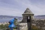 Mirador con telescopio y vistas a la ciudad y ría de Vigo