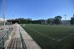 Campo de fútbol del Complejo Deportivo con gradas para espectadores.