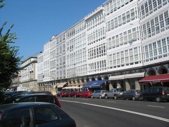 Vista de los edificios con galerías blancas en el Cantón Grande de A Coruña.