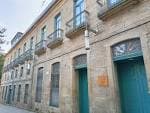 Fachada de piedra del edificio ecléctico del siglo XIX en Pontevedra