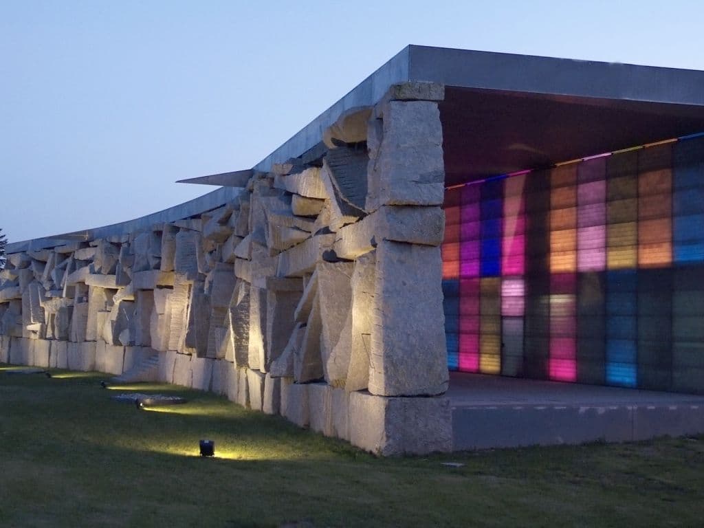 Vista exterior de la moderna arquitectura de la Fundación SGAE iluminada
