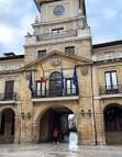 Primer plano vertical de la torre y el balcón principal del Ayuntamiento de Oviedo