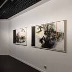 Pared de la galería con dos grandes pinturas abstractas