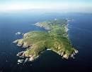 Vista aérea de la Isla de Ons mostrando su forma alargada y vegetación