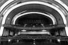 Interior histórico del auditorio del Teatro Cine Fraga en blanco y negro