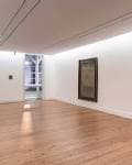 Amplia sala de la Galería Vilaseco con suelo de madera y una pintura en la pared