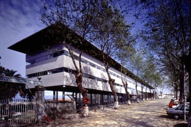 Vista exterior del edificio moderno del Hospital Marítimo de Oza