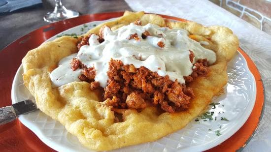 Plato de comida con salsa y carne picada