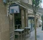 Vista exterior del Restaurante Tapas Areal con mesas en la acera