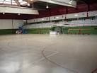 Interior de la pista deportiva del Polideportivo Municipal del Ventorrillo, mostrando la cancha y las gradas