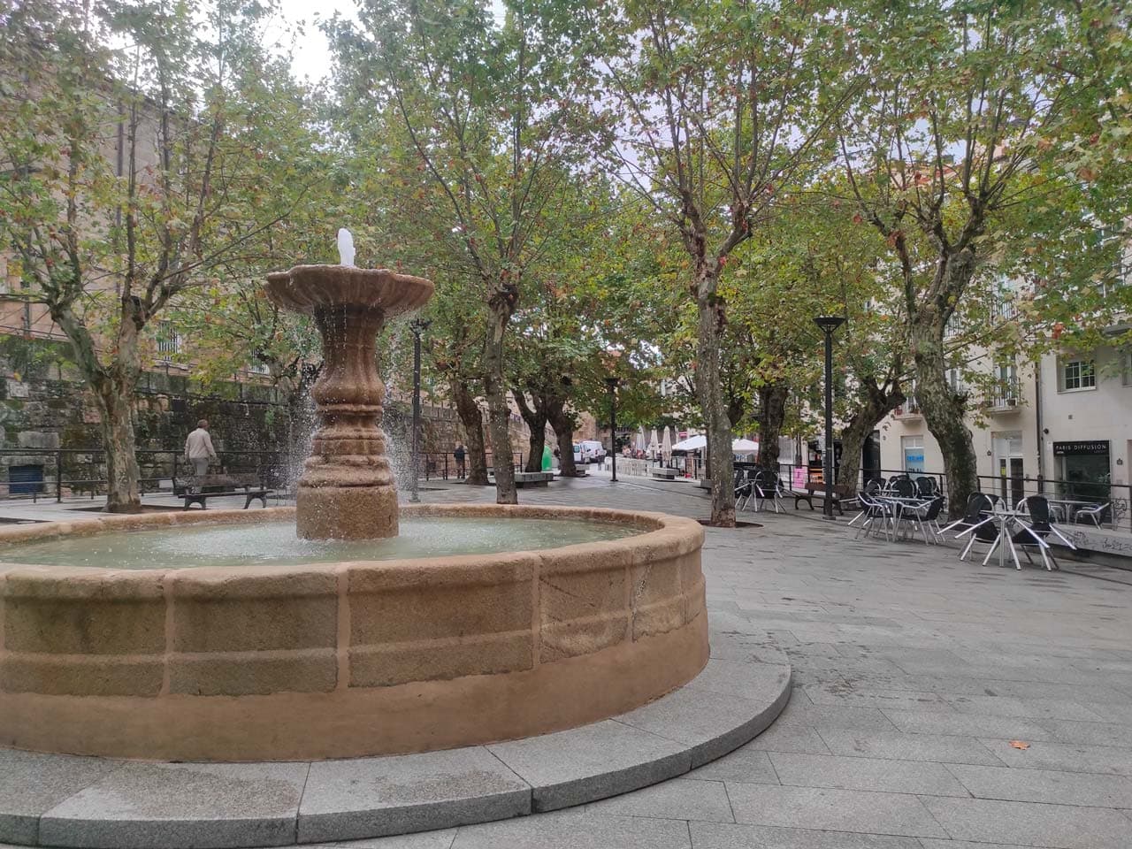 Vista de la Plaza de las Mercedes en Ourense con su fuente central y árboles