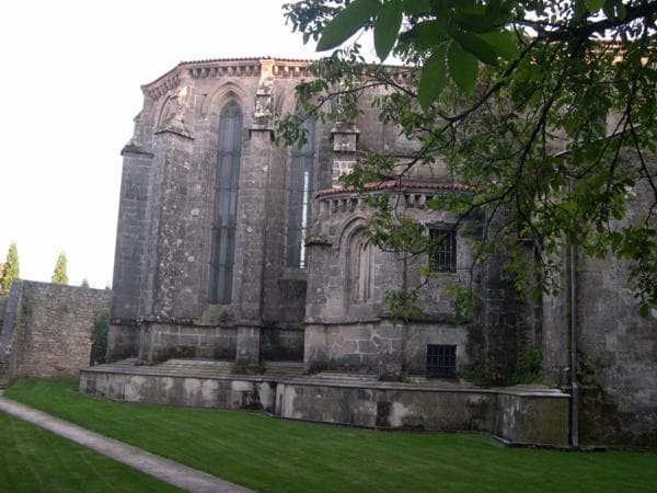 Fachada de piedra del antiguo convento de Santo Domingo de Bonaval