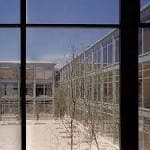 Vista del patio interior acristalado de la Facultade de Belas Artes