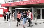 Entrada principal de la Facultad de Matemáticas con estudiantes