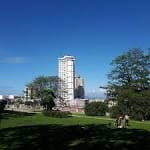 Amplia zona verde con edificios al fondo en el Parque de Santa Margarita