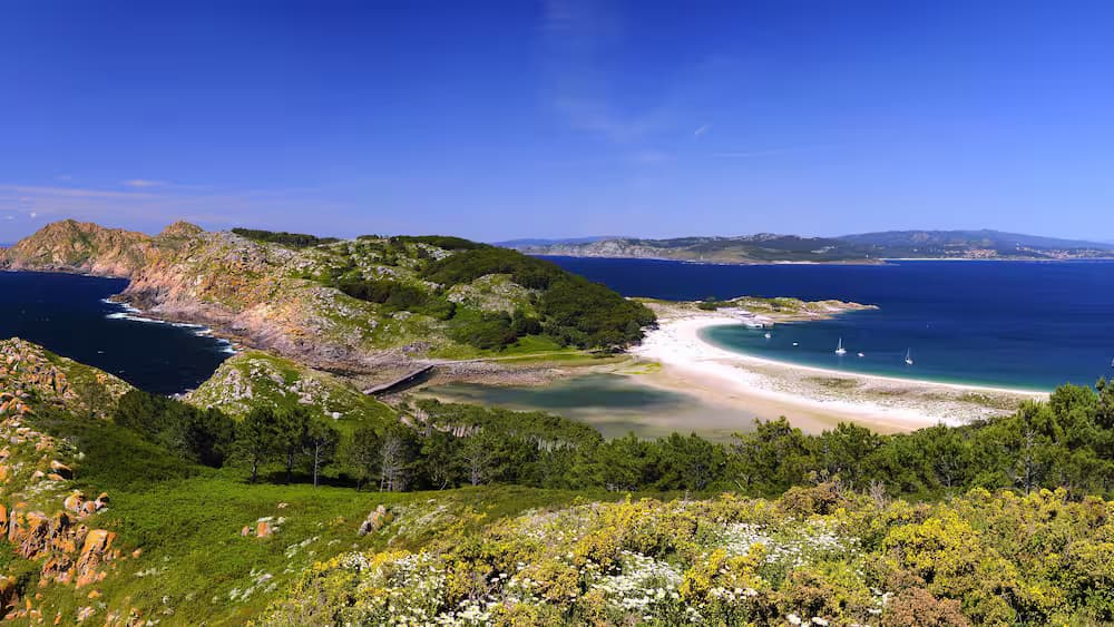 Vista panorámica de una ría o estuario en la costa gallega