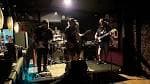 Banda actuando en el escenario de la Sala La Room