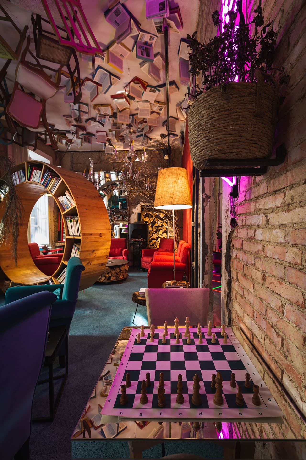 Interior de O Sanatorio con zona de lounge y mesa de ajedrez