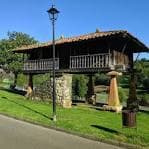 Detalle del hórreo asturiano en el Parque de Invierno bajo cielo azul