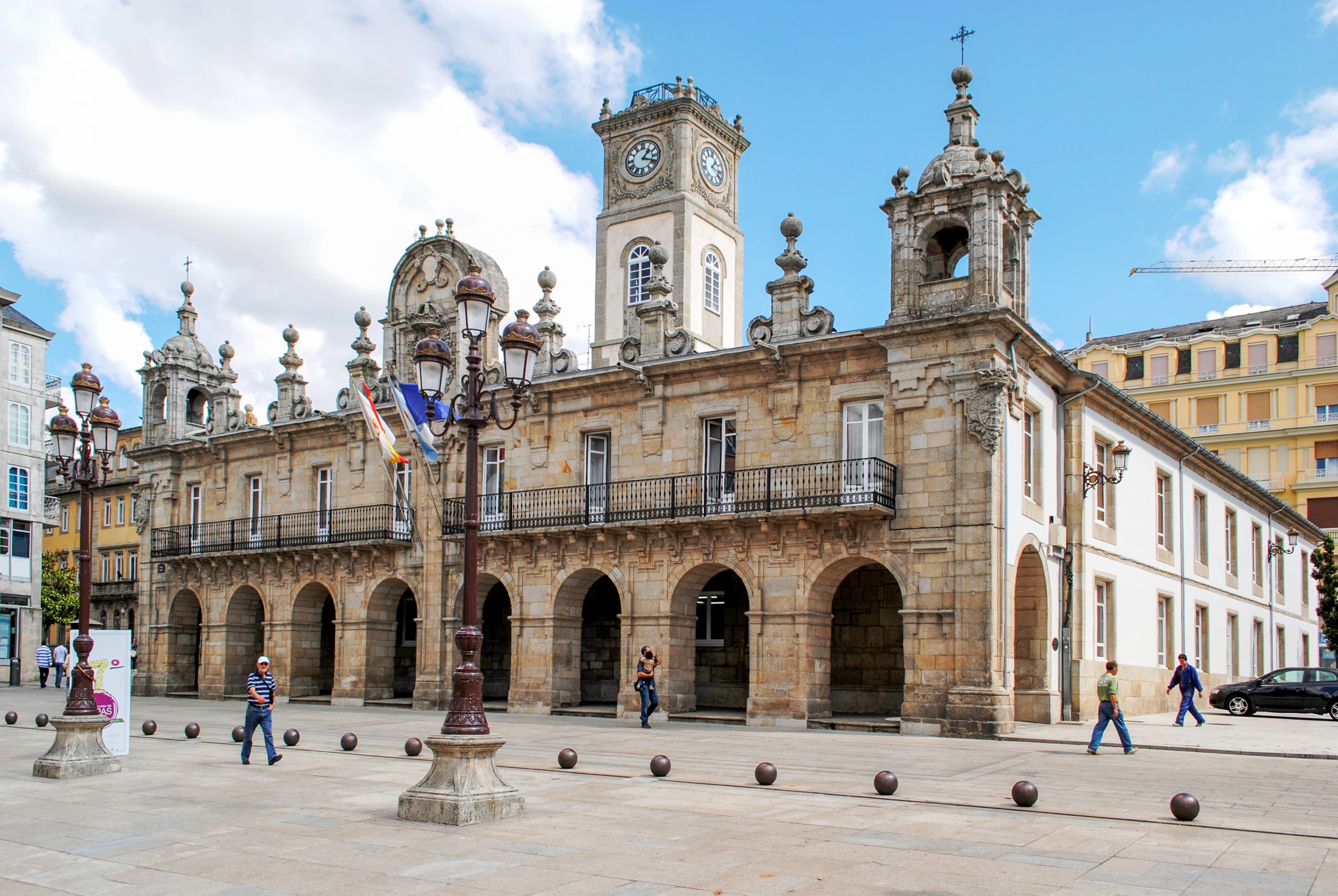 Vista exterior de la Casa Consistorial de Lugo y la plaza principal.