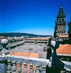 Panorámica de la Praza do Obradoiro desde un punto elevado con la torre de la Catedral