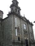 Fachada principal de la Iglesia de la Universidad con estandarte